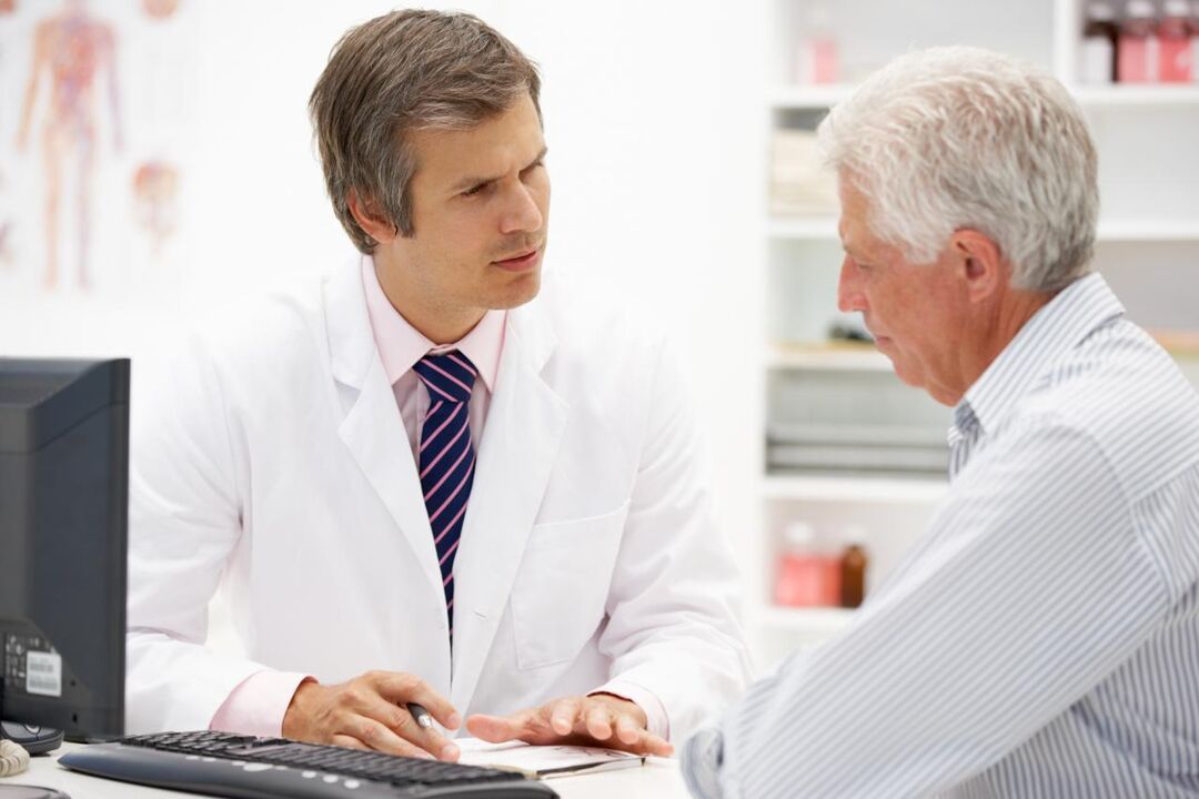 O médico prescribe ao paciente medicamentos para a prostatite